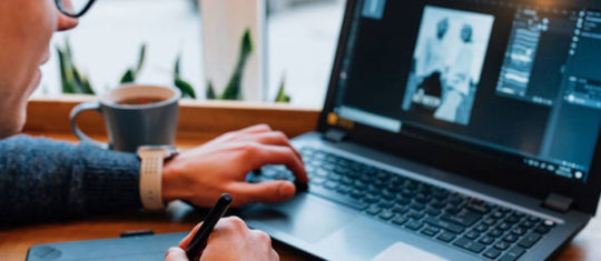 photo d'un homme travaillant sur un projet de webdesign