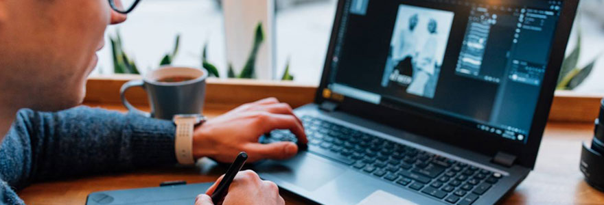 photo d'un homme travaillant sur un projet de webdesign